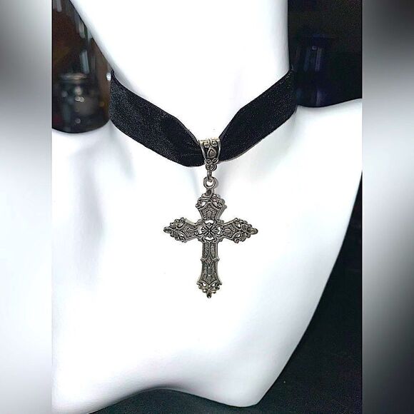 Cross on Velvet Choker Necklace l New - Picture 1 of 6